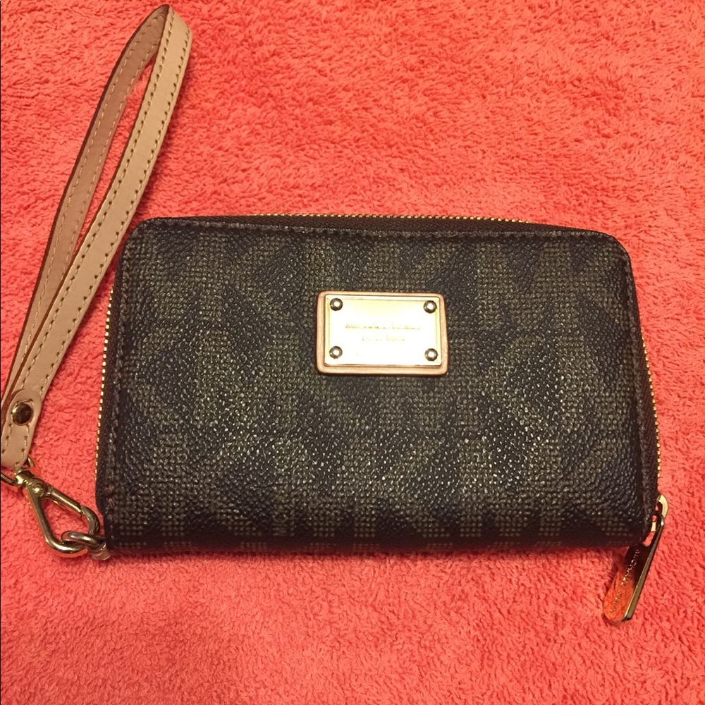 Michael kors wallet.